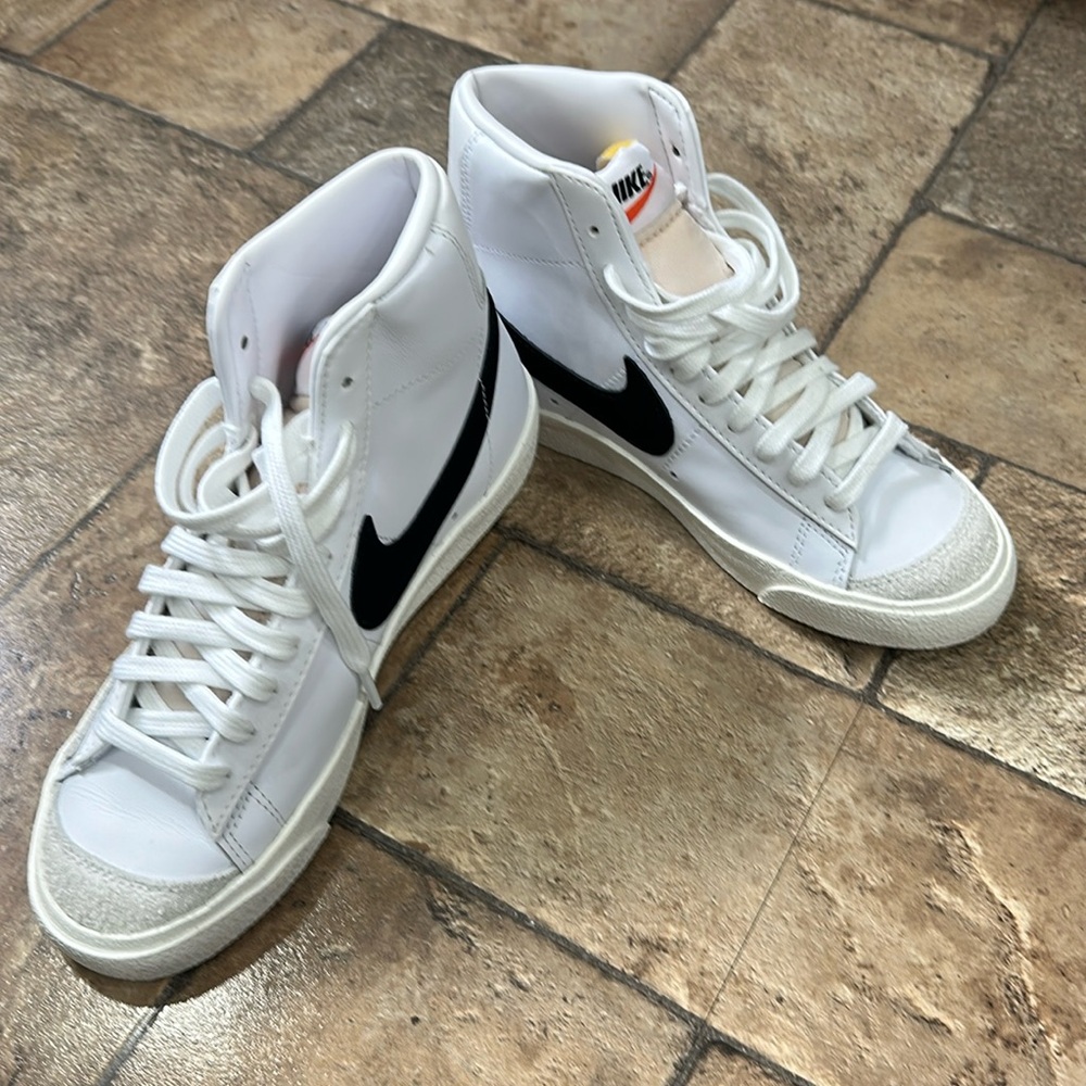 Girls Nike Blazers  size 6.5 new with out box. Perfect condition.
